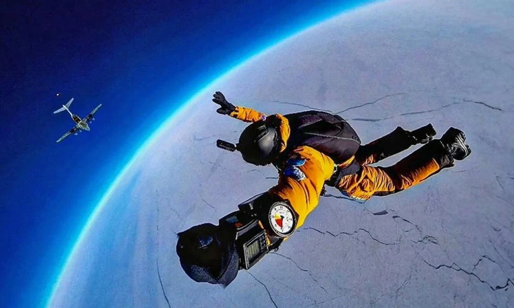 Παγκόσμιο ρεκόρ έσπασαν τρεις Ρώσοι πέφτοντας από την στρατόσφαιρα